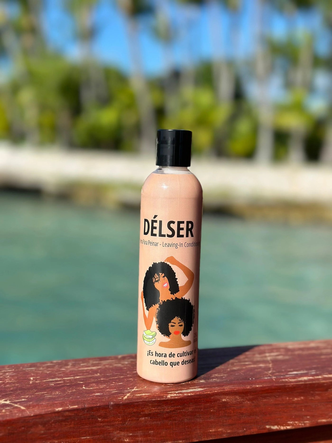 Mujer con cabello afro definido siguiendo el método curly con productos DÉLSER